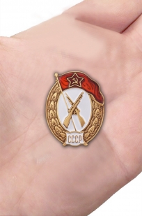 Знак об окончании Пехотного училища СССР в наградном футляре