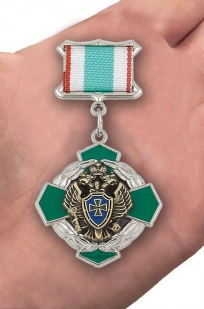 Знак отличия ПВ «За заслуги в пограничной службе» 2 степени - вид на ладони