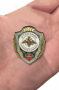 Знак отличия МО РФ "Отличник военной разведки" в оригинальном футляре с покрытием из флока - вид на ладони