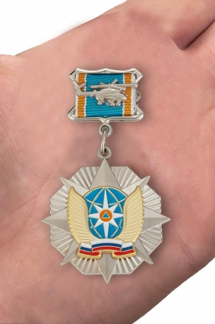 Знак Отличник авиации МЧС России (вертолёт) - вид на ладони