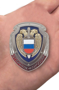 Знак "Отличник ФСО" РФ в нарядном футляре из бархатистого флока - вид на ладони