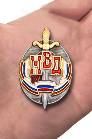 Знак "Почетный сотрудник МВД России" - вид на ладони