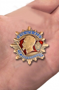 Орден Дзержинского ВЧК-КГБ-ФСБ в бархатном футляре - Вид на ладони
