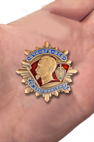 Знак "ВЧК-КГБ-ФСБ Ф. Дзержинский" в нарядном бордовом футляре из флока - вид на ладони