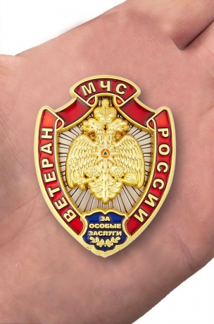 Знак "Ветеран МЧС России" в нарядном футляре с покрытием из флока - вид на ладони