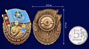 Знак За службу на границе (Казахстан) на подставке - сравнительный вид