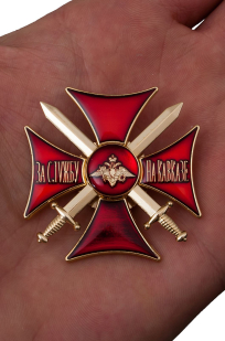Знак "За службу на Кавказе" (красный) в красивом наградном футляре из флока - вид на ладони